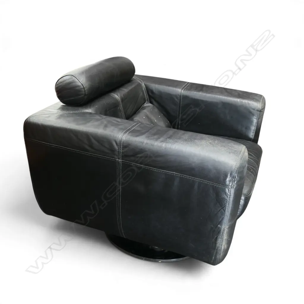 BLACK LEATHER ARMCHAIR 900x800x760mm Image 1++