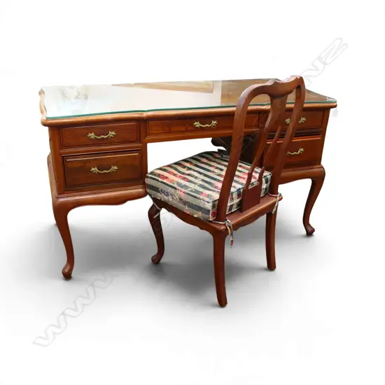 DESK w. GLASS TOP + MATCHING CHAIR 1350x600x770mm