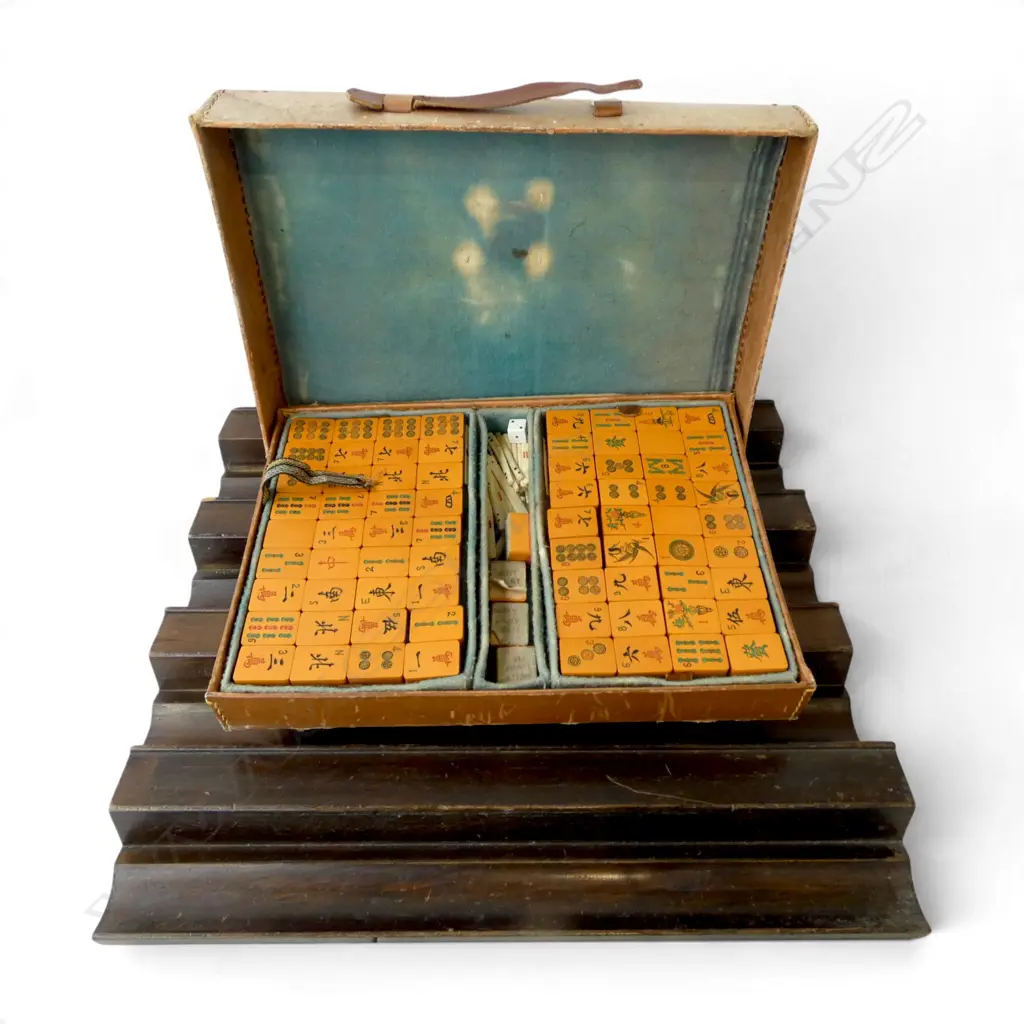 MAH JONG (BUTTERSCOTCH BAKELITE) + 4 WOODEN STANDS Image 1++