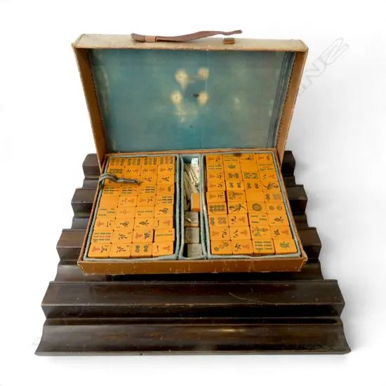 MAH JONG (BUTTERSCOTCH BAKELITE) + 4 WOODEN STANDS