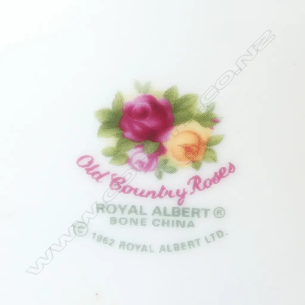 ROYAL ALBERT 'OLD COUNTRY ROSES' CHINA Image 1++