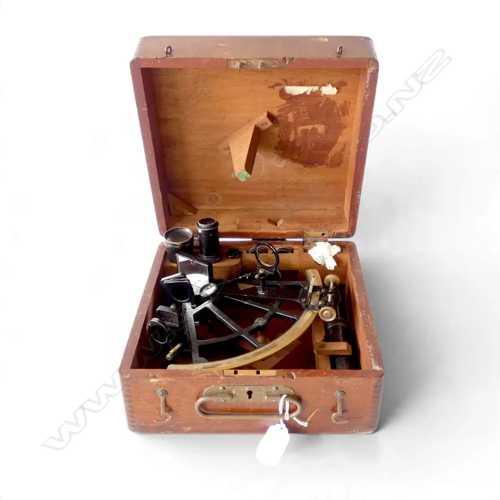 SEXTANT IN MAHOGANY CASE W.250mm Image 1++