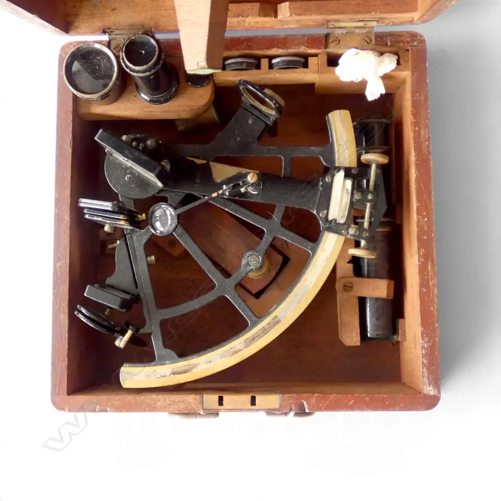 SEXTANT IN MAHOGANY CASE W.250mm Image 1++