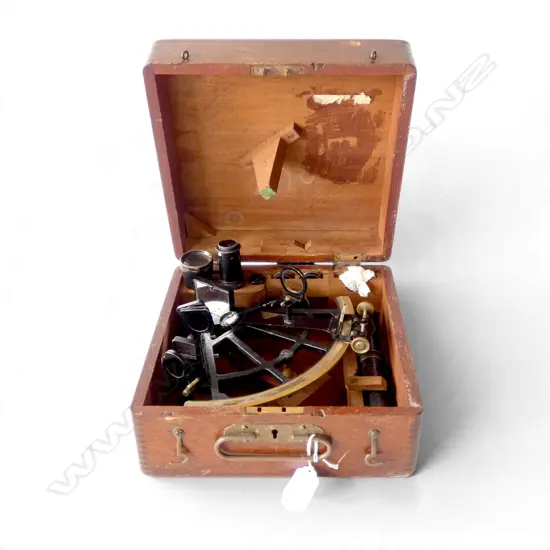 SEXTANT IN MAHOGANY CASE W.250mm