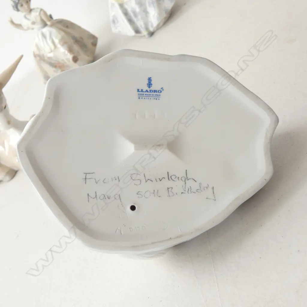 4 PCES LLADRO; 2 VALENCIA DANCING GIRLS (FLOWER IN HAND MISSING), DONKEY, POLAR BEARS #1443 W.160mm Image 1++