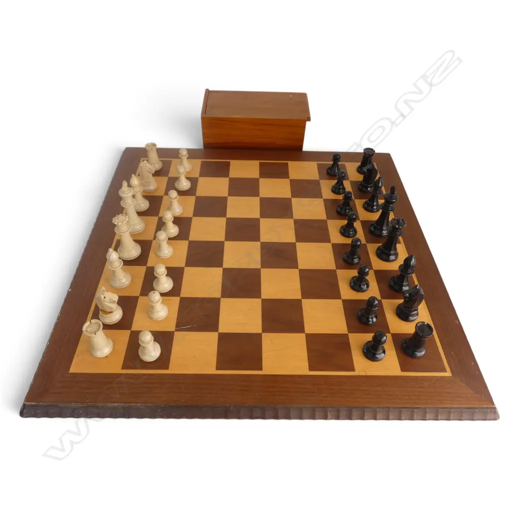 32PC WOODEN CHESS SET COMPLETE WITH BOARD, L.480MM W.480MM Image 1++