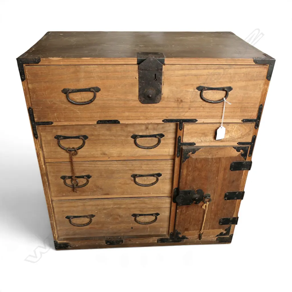 VINTAGE JAPANESE SMALL WOODEN TANSU CHEST. With key H.600mm Image 1++