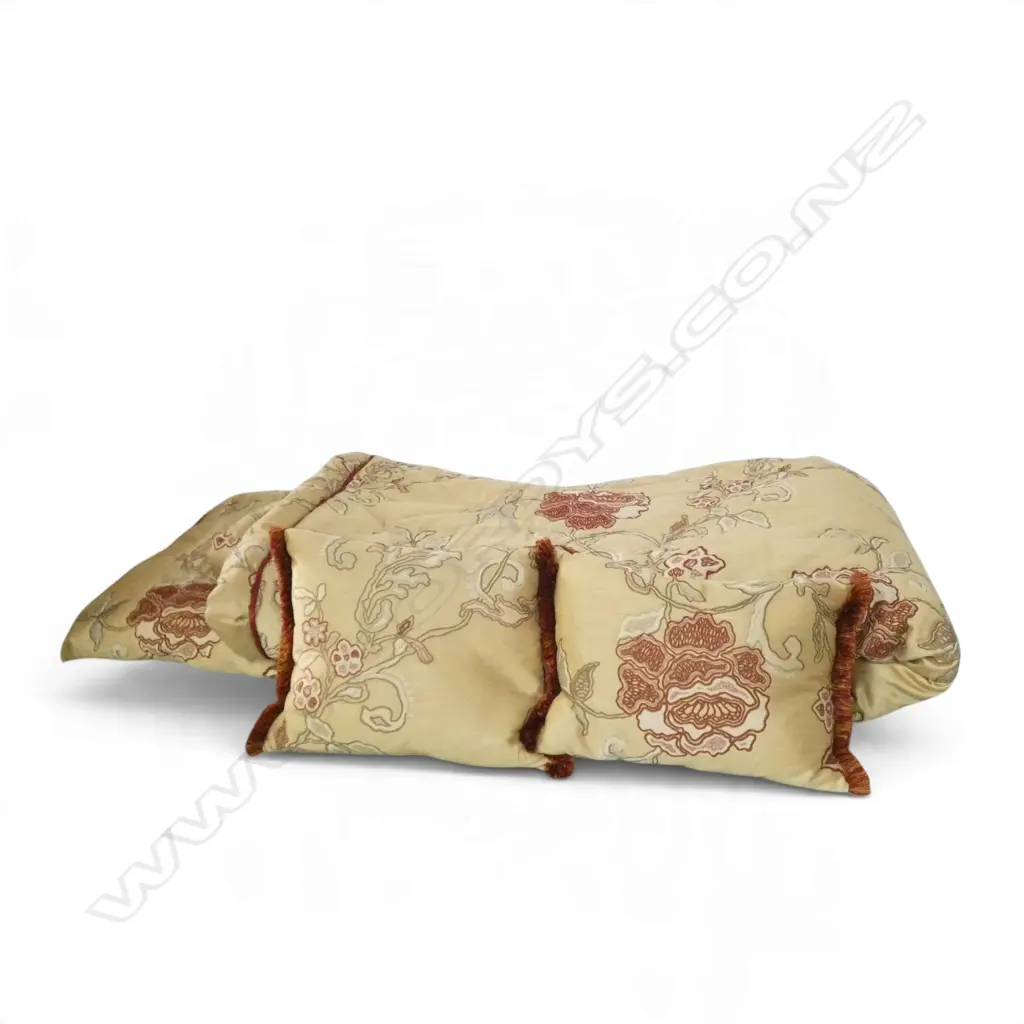 BED COVER & 2 PILLOWS Image 1++