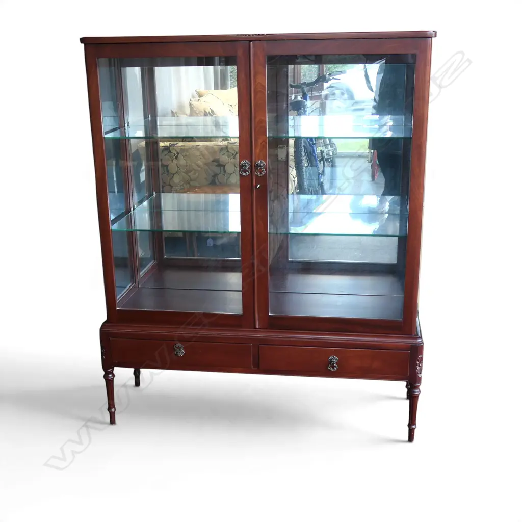 LGE MAHOGANY QUEEN ANNE STYLE DISPLAY CABINET W 2 GLAZED DOORS ENCLOSING 2 GLASS SHELVES 1065 x 340 x 1325mm. Image 1++