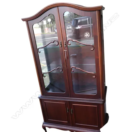 LGE MAHOGANY QUEEN ANNE STYLE DISPLAY CABINET arched top.W 2 GLAZED DOORS ENCLOSING 2 GLASS SHELVES 990 x 400 x 1945mm.