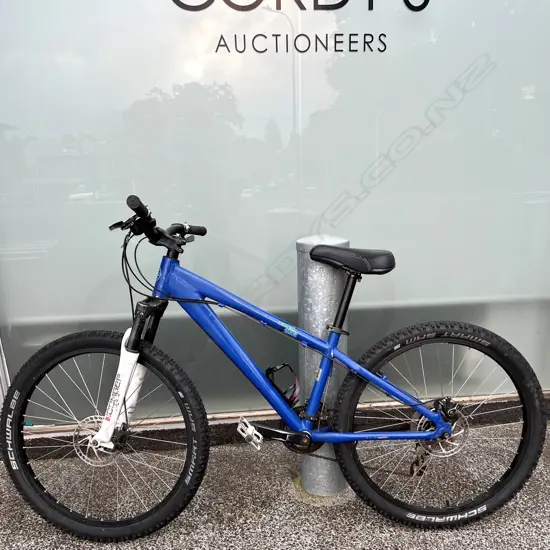 KONA SHRED DOWNHILL MOUNTAIN BIKE with front fork air suspension