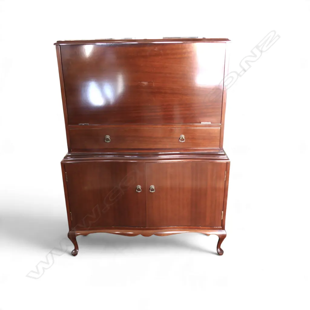 LGE MAHOGANY QUEEN ANNE STYLE COCKT CABINET. Hinged lid top w mirrored interior. 880 x 425 x 1230mm. Image 1++