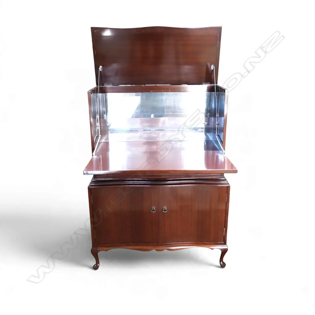 LGE MAHOGANY QUEEN ANNE STYLE COCKT CABINET. Hinged lid top w mirrored interior. 880 x 425 x 1230mm. Image 1++
