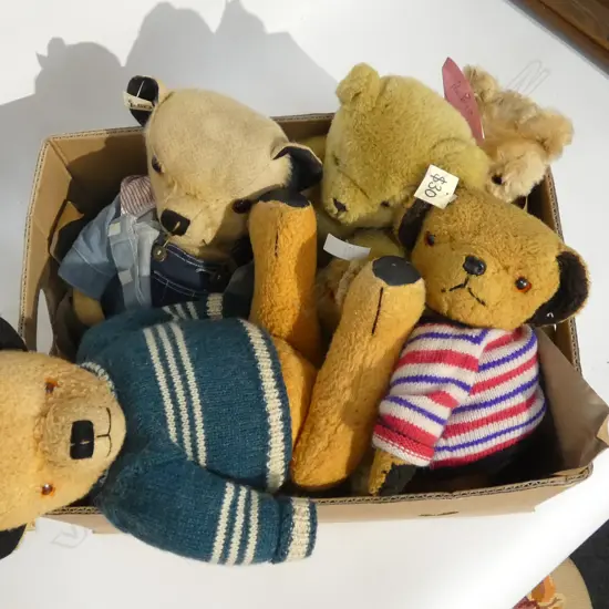 6 TEDDY BEARS 