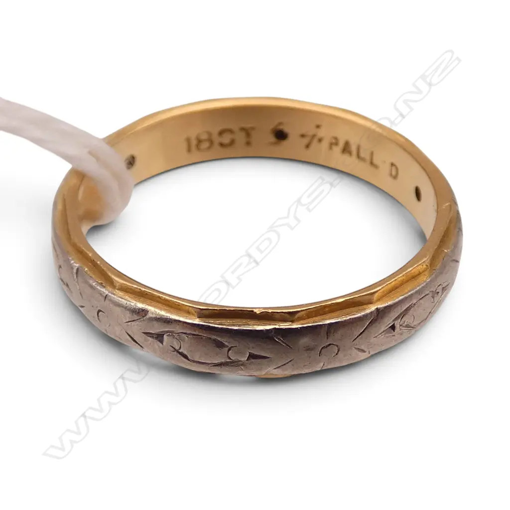 18ct GOLD  PALLADIUM & 3 DIAMOND BAND RING 3.25gms SIZE M Image 1++