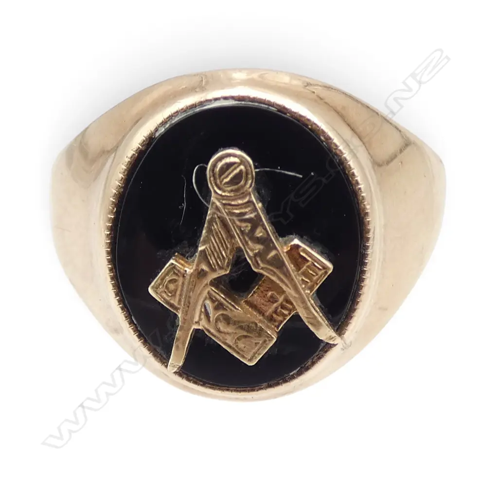 9ct GOLD & ONYX MASONIC SIGNET RING, stamped 9CT, 6.62gms SIZE T Image 1++
