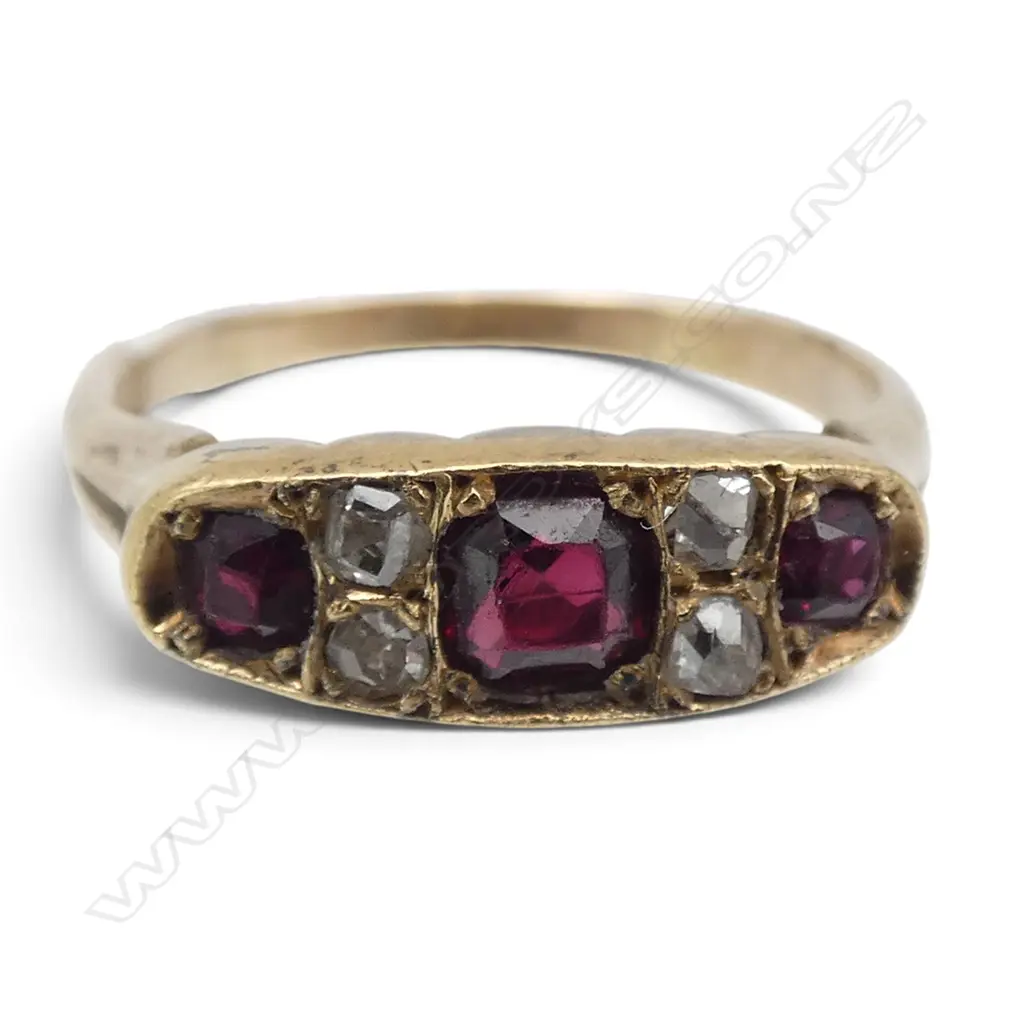 9CT GOLD ESTATE DIAMOND AND GARNET RING 3.66gms SIZE O Image 1++