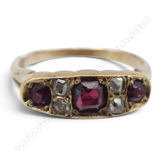 9CT GOLD ESTATE DIAMOND AND GARNET RING 3.66gms SIZE O