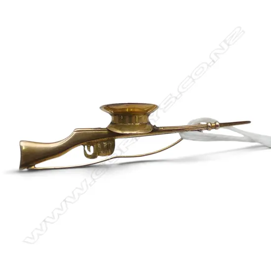 9ct YELLOW GOLD WW1 PATRIOTIC RIFLE AND TRENCH CAP SWEETHEART BROOCH. 3.21gms