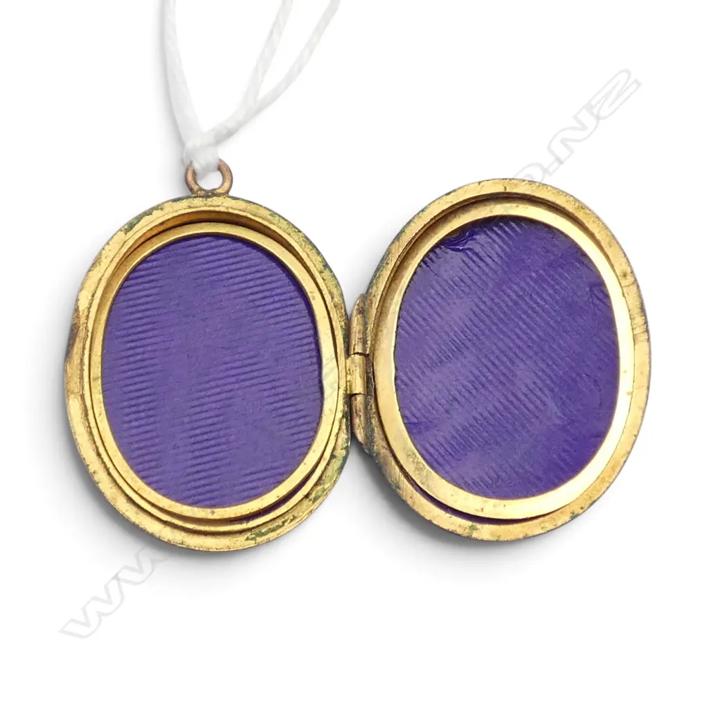 9ct GOLD LOCKET w. FITTED INTERIOR 4.38gms faults Image 1++