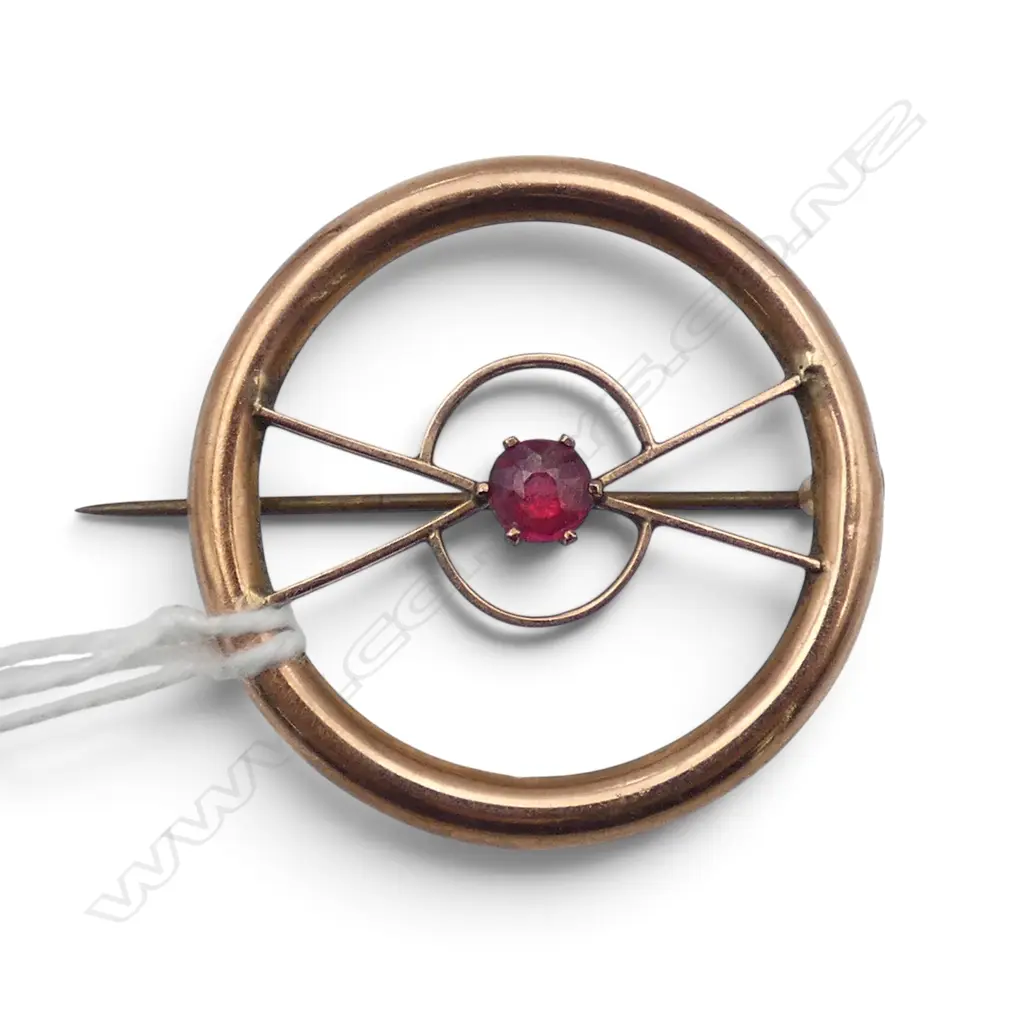 9ct RED GEMSTONE ART DECO BOOCH, 2.25gm, metal bar Image 1++