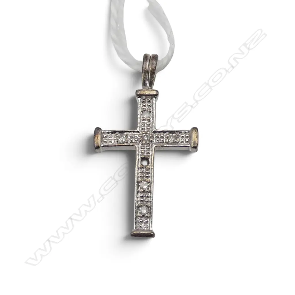 9CT WHITE GOLD DIAMOND SET CROSS 1 stone missing 1gm Image 1++