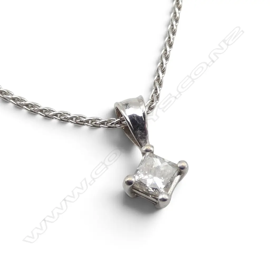 14CT WHITE GOLD AND DIAMOND PENDANT (0.55gms) 9CT WHITE GOLD CHAIN (2.10gms) Image 1++