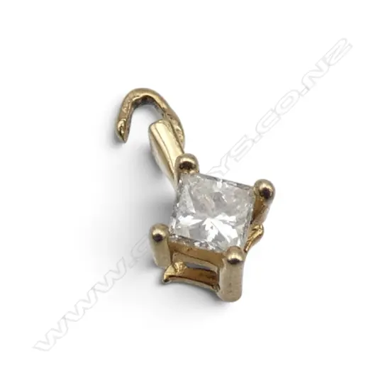 14CT GOLD AND DIAMOND PENDANT 0.32gms