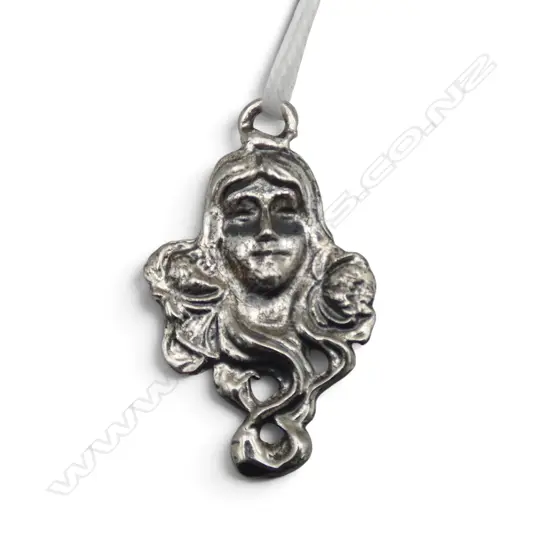 ART NOUVEAU STYLE PENDANT 