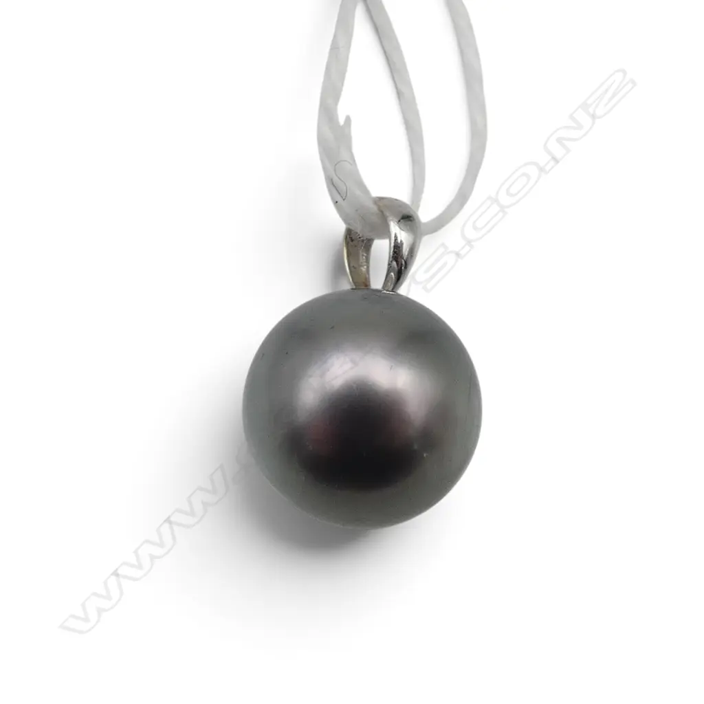 18ct W/GOLD & BLACK PEARL PENDANT 1.65gms Image 1++