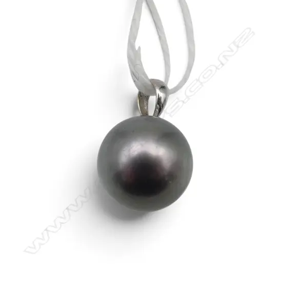 18ct W/GOLD & BLACK PEARL PENDANT 1.65gms