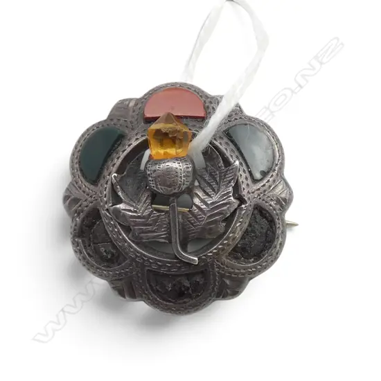 c.1900 SCOTTISH SILVER & HARDSTONE BROOCH w thistle (Some agates missing)