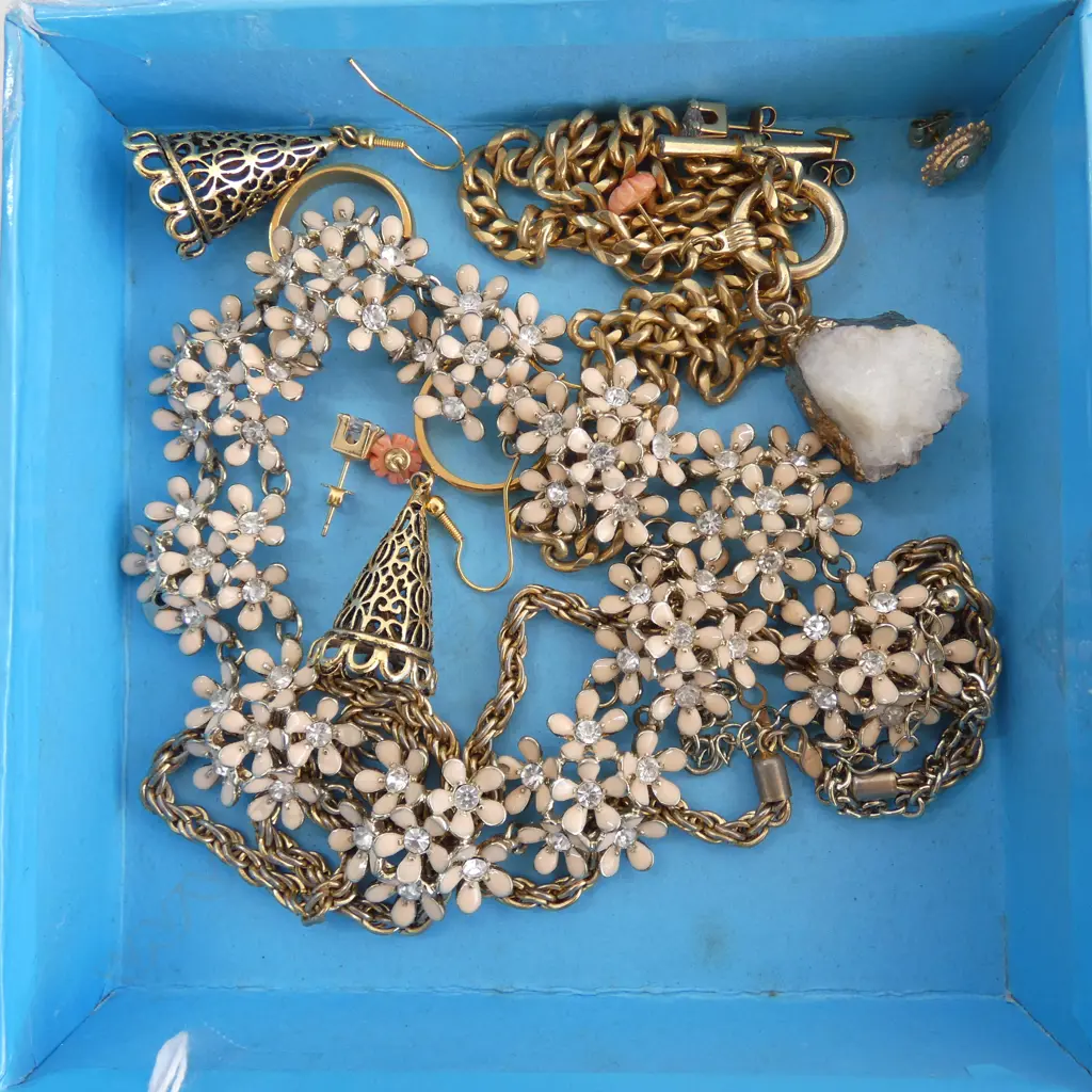 ASSORTED GOLD TONED COSTUME NECKLACES AND EARRINGS Image 1++