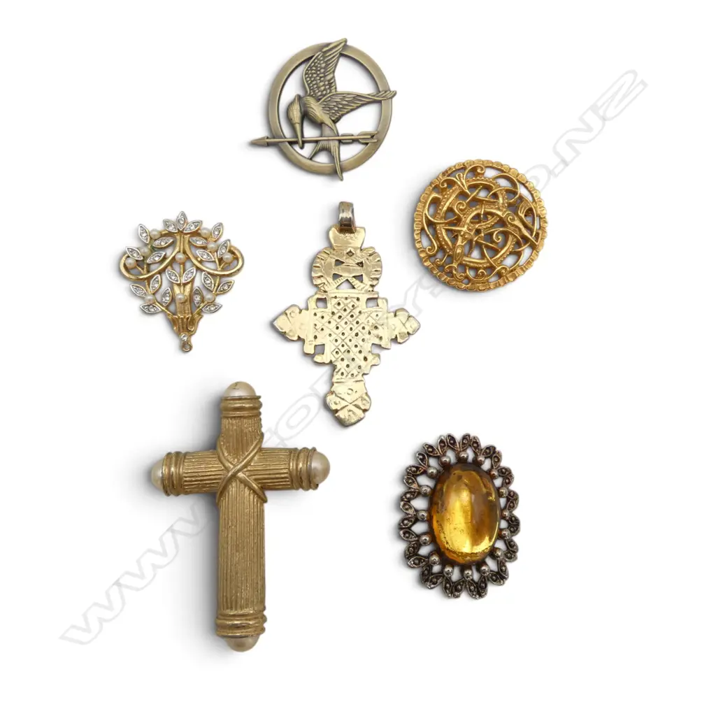 FIVE COSTUME BROOCHES AND AN ETHIOPIAN CROSS Image 1++