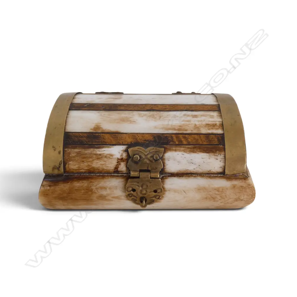 BONE JEWELLERY BOX AND CONTENTS Image 1++