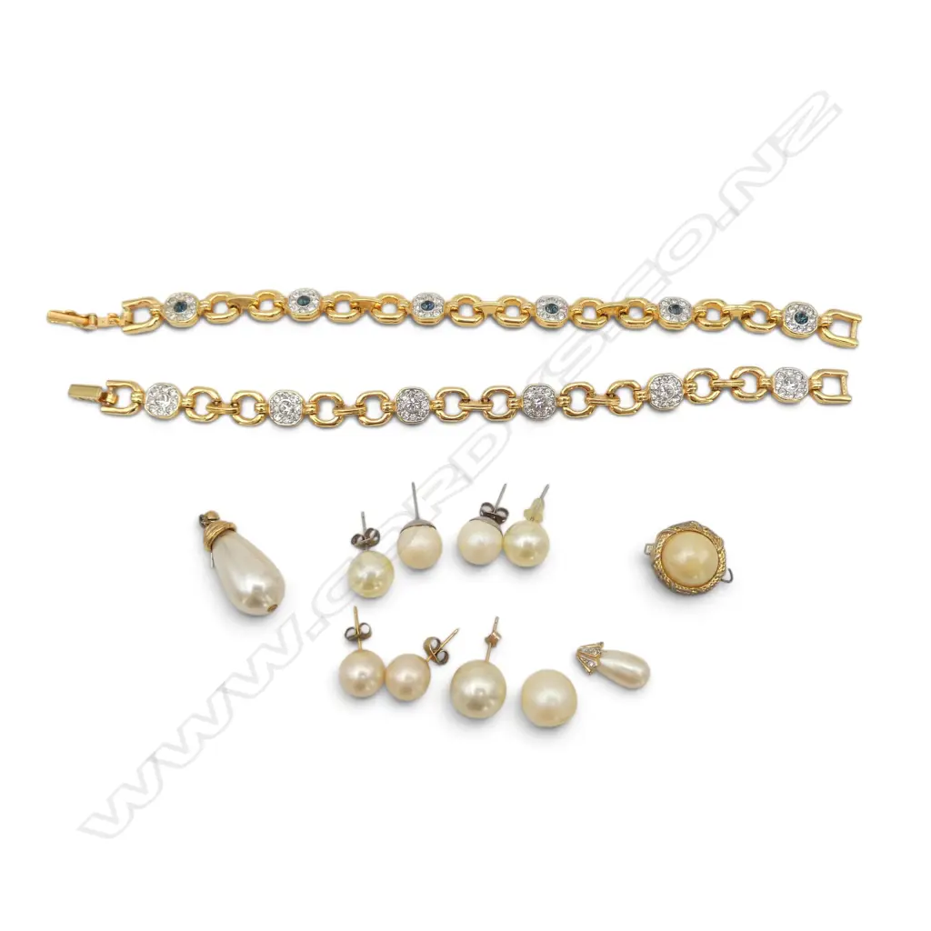 ASSORTED COSTUME PEARL EARRINGS/SILVER CLASP/TWO COSTUME BRACELETS Image 1++