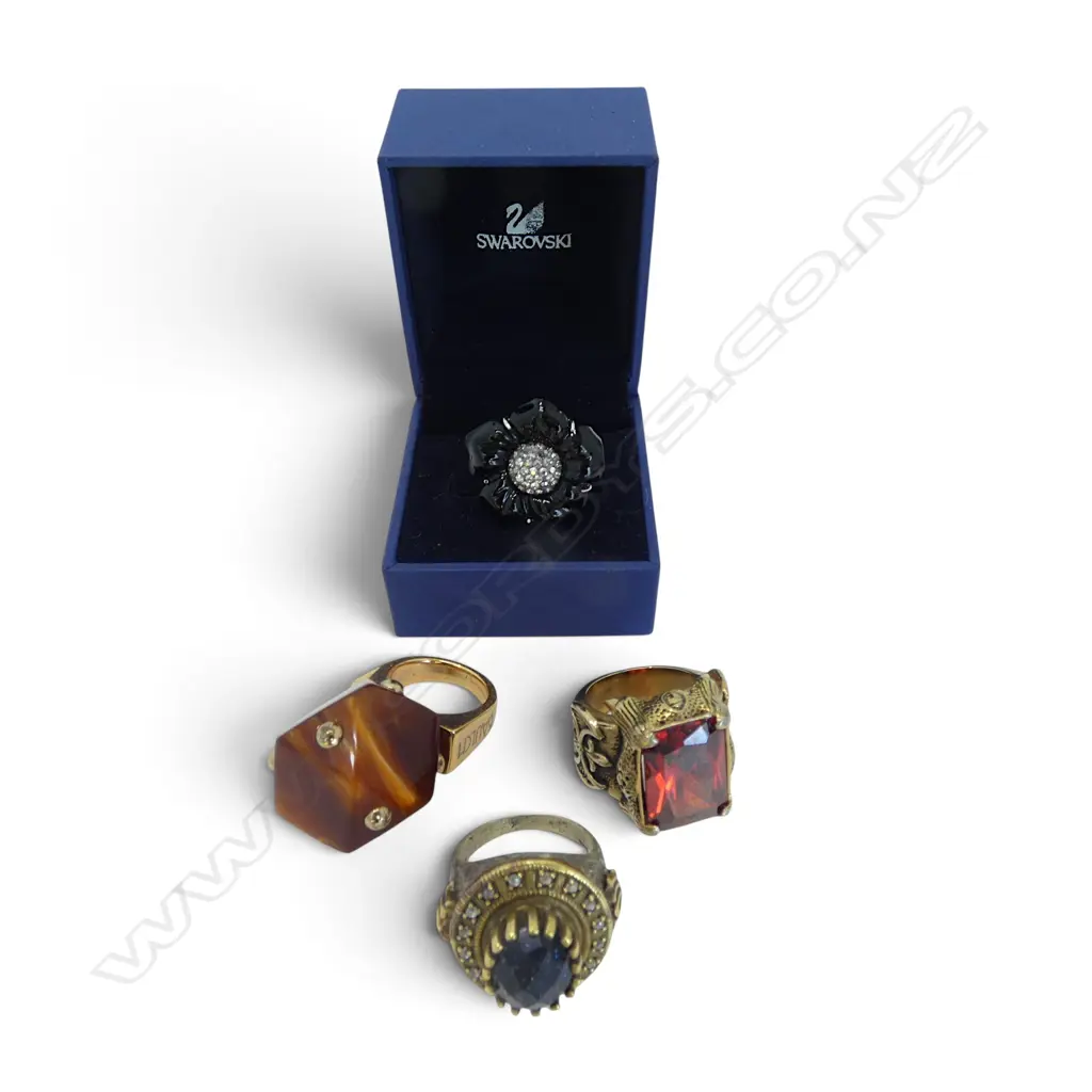 4 COSTUME RINGS (1 SWAROVSKI, BOXED) Image 1++