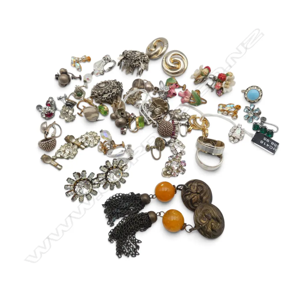 BOX OF ASSORTED EARRINGS  Image 1++