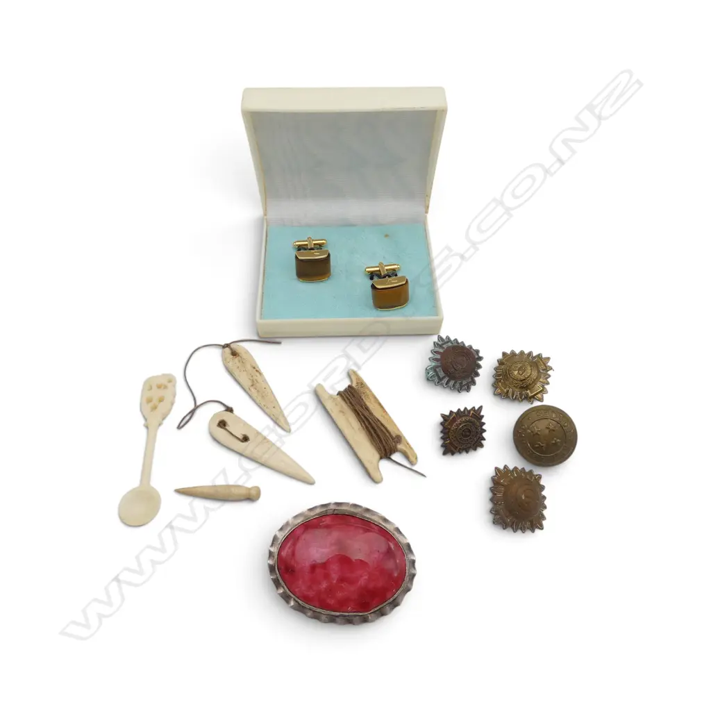 ASSORTED ITEMS - CUFFLINKS/BROOCH/MILITARY/BONE ETC Image 1++