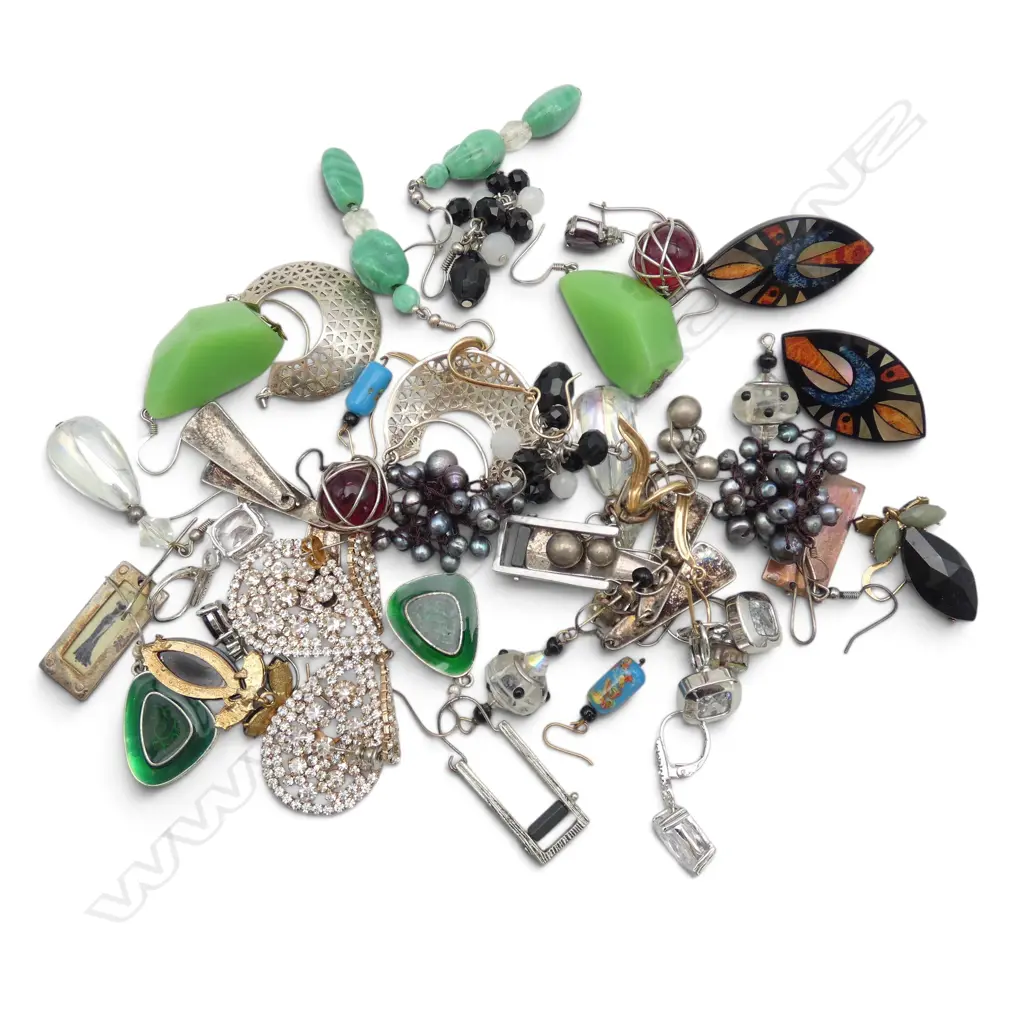 BOX OF ASSORTED EARRINGS SOME SILVER  Image 1++