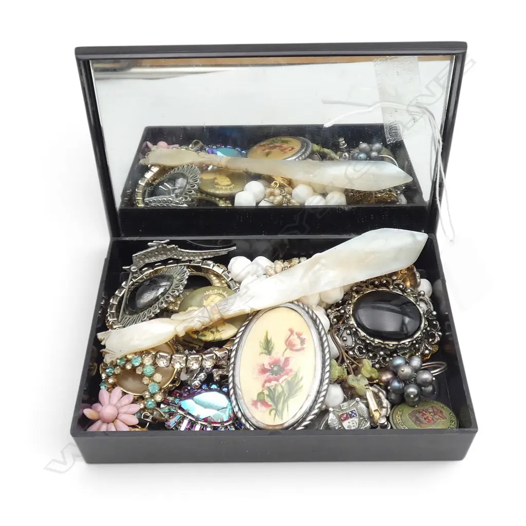 JEWELLERY BOX AND CONTENTS Image 1++