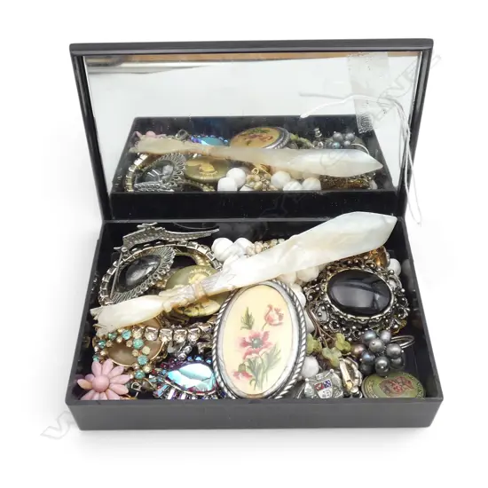 JEWELLERY BOX AND CONTENTS