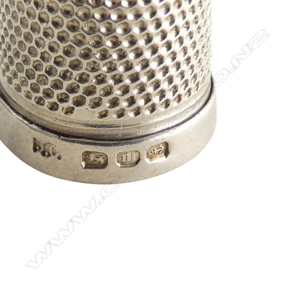 Birmingham 1886 SILVER THIMBLE in 'The Dorcus' box.  Image 1++