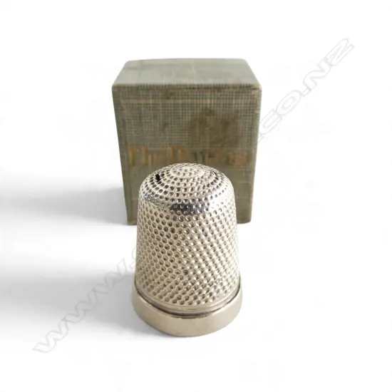 Birmingham 1886 SILVER THIMBLE in 'The Dorcus' box. 