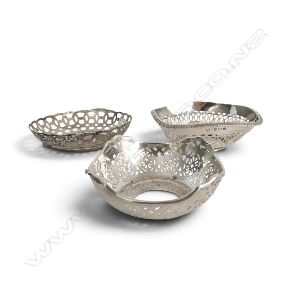 3 STG SILVER BON BON DISHES 111gms Image 1++