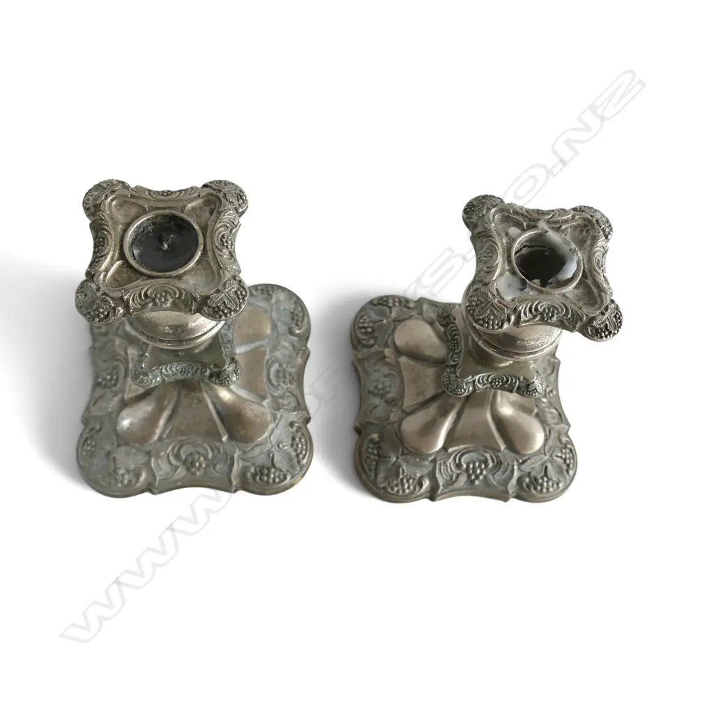 PAIR OF OLD ENGLISH NEO-ROCOCO STYLE SILVER PLATED CANDLESTICKS, H.130MM Image 1++