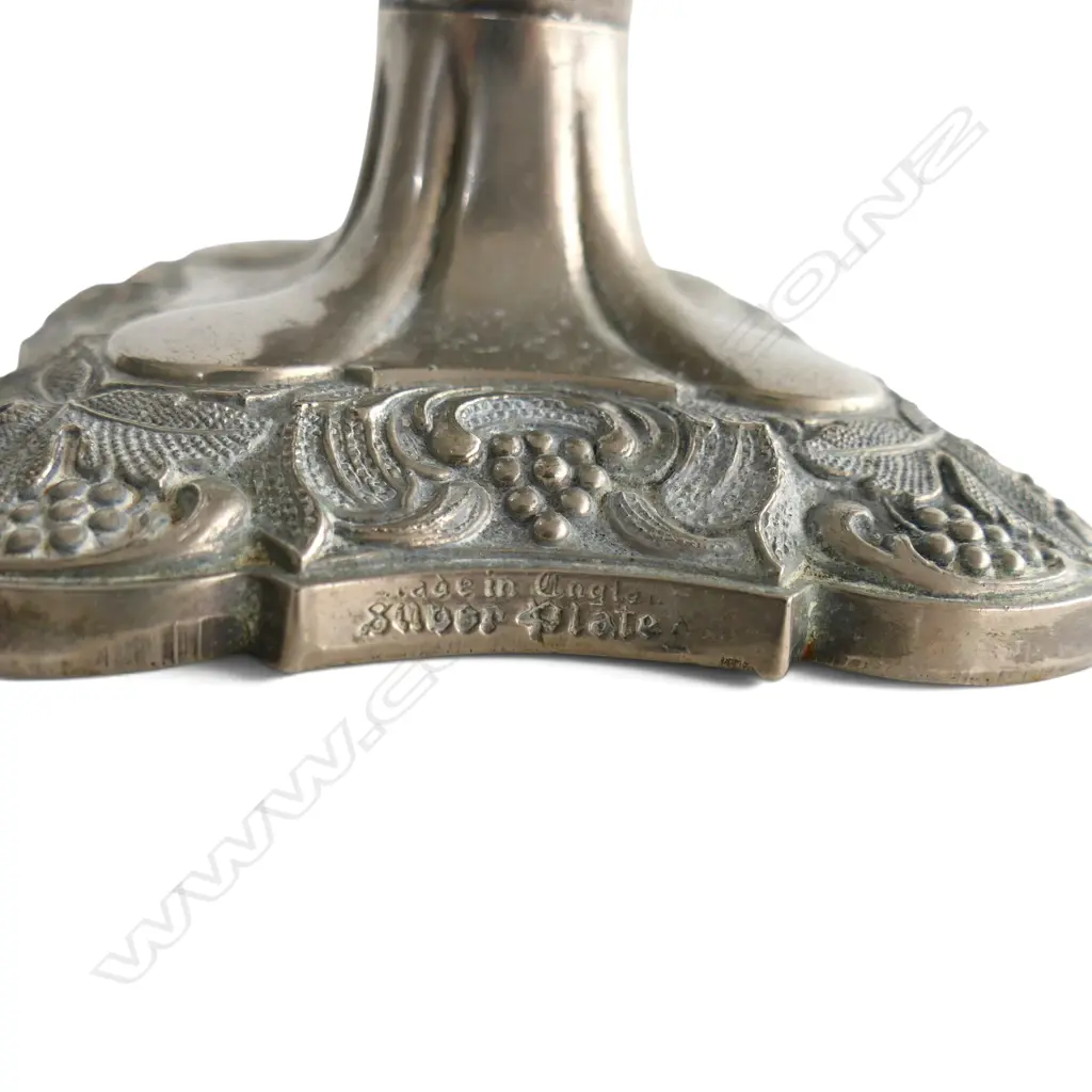 PAIR OF OLD ENGLISH NEO-ROCOCO STYLE SILVER PLATED CANDLESTICKS, H.130MM Image 1++