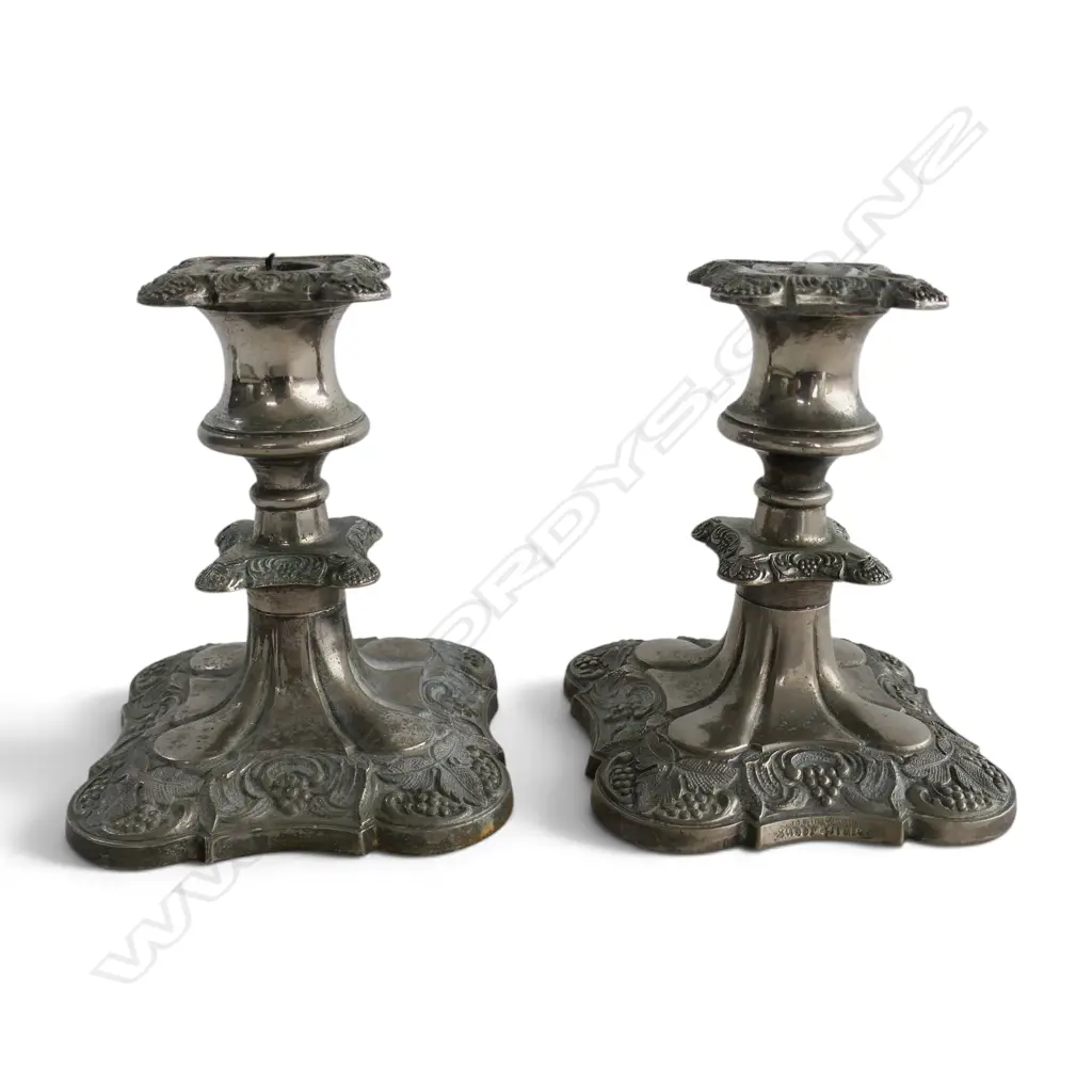 PAIR OF OLD ENGLISH NEO-ROCOCO STYLE SILVER PLATED CANDLESTICKS, H.130MM Image 1++