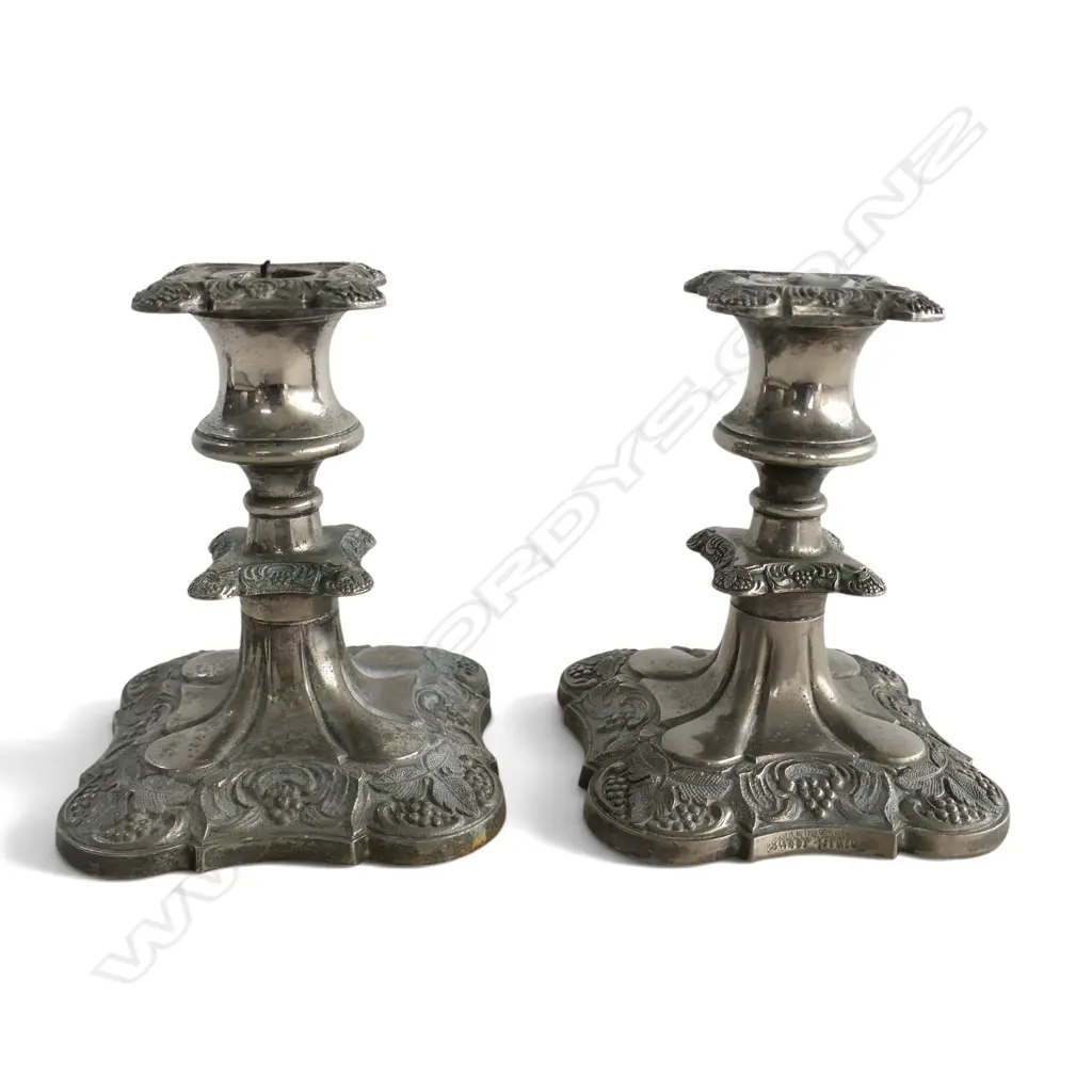 PAIR OF OLD ENGLISH NEO-ROCOCO STYLE SILVER PLATED CANDLESTICKS, H.130MM Image 1++