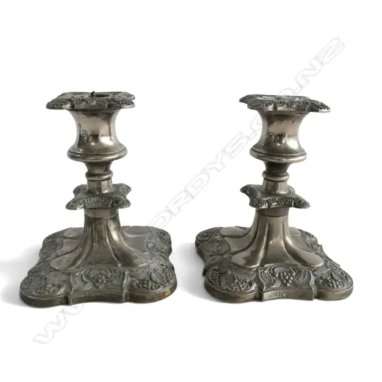 PAIR OF OLD ENGLISH NEO-ROCOCO STYLE SILVER PLATED CANDLESTICKS, H.130MM